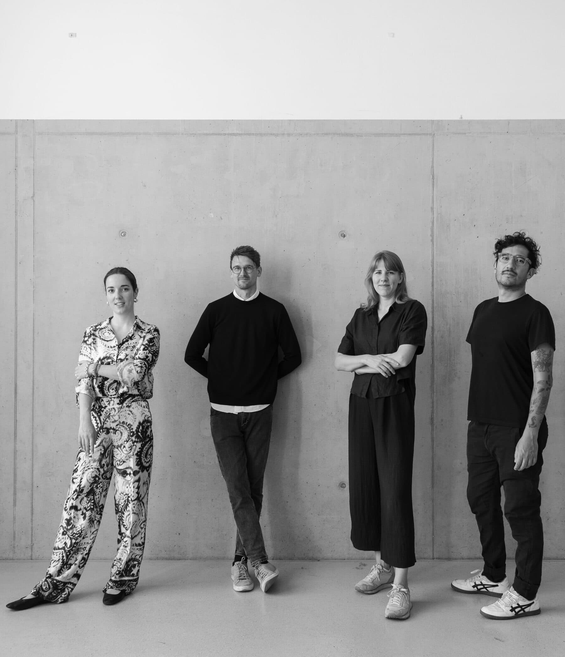 Das Team der Structum ZT GmbH vor einer Sichtbetonwand — befugte Erstellung und Erstüberprüfung von Bauwerksbüchern nach §128a.
